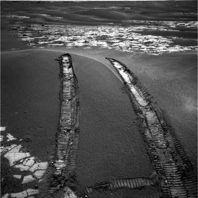 Deep tracks, new problems? (1) - Sol 605
Speriamo di sbagliarci (anche se con la NASA non si può mai dire...) ma queste tracce che vediamo, decisamente profonde e che si interrompono bruscamente, seguite da una marea di scatti relativi alle ruote anteriori del Rover, potrebbero presagire a qualche problema. 
Un nuovo "insabbiamento" alle viste? Probabilmente no. Almeno non in senso strettamente "tecnico"...
Parole chiave: Rover Tracks