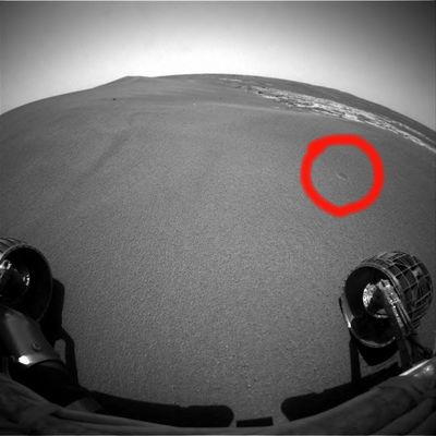 Landscape from the Front-HazCam (2) - Sol 608
E così, mentre si parla di Anomalie et sim., ecco che un altra - a detta della NASA - "rarissima singolarità" emerge davanti agli occhi del Rover: l'ennesimo "mini-cratere" è servito.
Abbiamo già detto in passato di come questa circostanza, se la teoria esplicativa NASA/ESA fosse anche solo in minima parte realistica, dovrebbe farci pensare ad un'attività meteorica quasi ininterrotta (e ad un Rover sfacciatamente fortunato a non essersi ancora preso un bel macigno sulla "testa"...) oppure ad una "stasi totale" dell'ambiente Marziano di Meridiani (dato, quest'ultimo, contraddetto già più volte dalla NASA stessa la quale dice di aver rilevato venti piuttosto forti e frequenti nell'area attraversata da Opportunity). 
E allora, tanto per essere pragmatici e per non cercare misteri sempre ed a tutti i costi, come vogliamo spiegare la presenza di questi mini-crateri? Attività recentissime o sabbie immobili? Se qualche Lettore avesse una teoria da proporre, basta che la scriva e ce la mandi...
Parole chiave: Mini-Craters