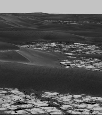 The surroundings of Erebus Crater - Sol 608
Original caption:"This image taken by Opportunity is a portion of a mosaic acquired by the PanCam. The picture highlights the light-toned outcrop on the rim of "Erebus Crater" and large, dark, wind-deposited drifts that have filled the center of the crater. Opportunity took this image on the Rover's 608th Sol (Oct. 9, 2005). The Rover is driving West, avoiding the large drifts and crossing the low ripples and outcrop to the right. After traversing to the North of the large drift on the horizon (near the center of the image), Opportunity will drive South to the western rim of the crater".

Nota: immagine sicuramente spettacolare ma...dei simili rilievi, così alti e (apparentemente) insuperabili non si erano MAI visti nei frames scaricati quotidianamente o quasi nella Galleria dedicata alle Raw Images. Capite il motivo dei nostri (costanti) dubbi? Opportunity sta girando attorno ad Erebus da settimane ma quello che ci ha mostrato sono stati "pavimenti" e "dunette sinuose". Da dove è sbucato questo paesaggio?
Parole chiave: Erebus Crater