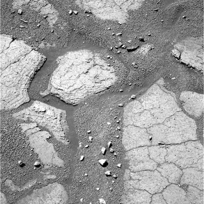 Details of the "Paving" (2) - Sol 609
Come vedete, quindi, lo "scenario" nel quale ci muoviamo è piuttosto deprimente ed è anche per questa ragione che (molto spesso) i nostri commenti "devono" essere leggeri ed a-scientifici (e mèta-scientifici...). 
Ma c'è un particolare che deve essere sottolineato: in questo "panorama di riferimento" qualcosa, come avete già imparato a notare, "sfugge sempre". Questo perchè, alla prova dei fatti, non si può (e forse perchè qualcuno - qualche "scheggia impazzita" interna alla NASA... - NON vuole neppure...) ricostruire una realtà che sia completamente virtuale (ergo falsa). 
Ed ecco allora che l'opera, ardua ed ingrata (e quasi sempre invisibile), del Libero Ricercatore, ritorna/diventa "decisiva": trovare i dettagli di Verità in un quadro fatto di bugie.
Un'Opera difficilissima, siamo d'accordo, ma è l'unica che, oggi come oggi, può avere - in prospettiva futura - un significato ed una portata reali.

Non credete?!?
Parole chiave: Martian Paving