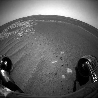 The "soil" of Meridiani - Sol 616
Questo frame vuole essere un piccolo suggerimento, da parte di Lunar Explorer, ai propri Amici Lettori: guardatelo attentamente e poi andate a prendere qualche altro frame (qualcuno dei migliori, più nitidi e meglio definiti) relativo alla stessa zona. Non potrete - riteniamo - non notare che la "consistenza" del suolo (quella che noi chiamiamo "tessitura") è (o almeno appare) completamente diversa. E' un problema di filtri/colore? O è un problema che riguarda la camera che riprende? O - magari... - è un problema di elaborazione dell'immagine imputabile all'azione dei Tecnici del Team che si occupano delle fotografie?
Parole chiave: Martian Sands, Stones, Pebbles and Paving