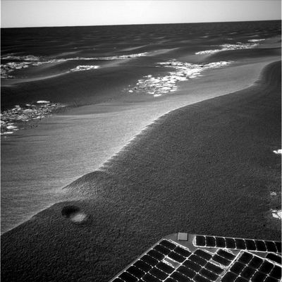 Another spectacular "mini-crater" - Sol 616
Non vogliatecene, per favore, ma dobbiamo reiterare la nostra posizione: o la NASA non ha capito nulla di quello che sta succendendo intorno al Rover o - anche se abbiamo qualche dubbio al riguardo - ha capito tutto, ma non dice niente per motivi che si trovano nella testa dei "grandi capi" (non sappiamo se residenti a Pasadena o al Pentagono). Un ennesimo mini-cratere ad un metro da Opportunity: un ennesimo mini-cratere che, forse, NON si è creato a causa di un mini-impatto. Secondo noi è giunto il momento di mettersi a pensare ad una possibile origine NON da impatto di questi piccoli crateri e poi, ragionando con calma e raziocinio, ad una possibile origine NON "esterna" dei grandi crateri che - per tradizione scientifica consolidata e non certo per "evidenza" - sono comunemente ritenuti come l'effetto visibile di collisioni più o meno remote. Insomma, la domanda è: siamo proprio certi al 100% che i crateri che vediamo (ovunque) abbiano sempre (e comunque) un'origine "esterna" e da "impatto"?
Parole chiave: Mini-Craters