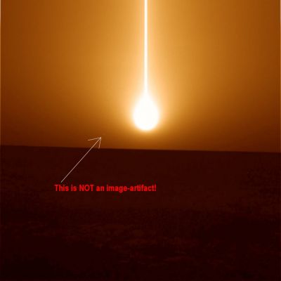 Bright light near the setting Sun - Sol 617
Nonostante la nostra elaborazione in "colori naturali", ancora emerge molto nettamente un delicato ed "inquietante" dettaglio: accanto al Sole, ormai prossimo al tramonto, c'è qualcosa che brilla.
Non è un image-artifact e non crediamo che sia la Terra. Che cosa resta?...
Parole chiave: Martian Sunset - natural colors - Controversial