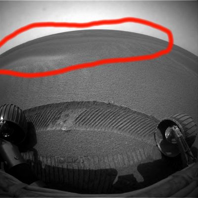 Nice panorama, nice cancellation... - Sol 619
Molti Amici di Lunar Explorer scrivono chiedendoci opinioni sui colori di Marte, sui paesaggi immortalati dall'orbita e dalla superficie e, in molti casi, ci sottopongono le loro intuizioni, possibili scoperte e valutazioni di massima sui contenuti e la portata delle Missions to Mars NASA ed ESA. Noi, ultimamente, ci sentiamo davvero imbarazzati poichè, come in molti già da tempo pensavano e come noi - nostro malgrado - siamo arrivati a credere, il materiale in arrivo da Marte è, ormai sempre più spesso, del tutto invalutabile. Questi sono alcuni dei motivi: 1) le immagini orbitali NASA, quando vengono inquadrati dei rilievi interessanti, rivelano una risoluzione troppo bassa per consentire a noi Ricercatori di fare degli ingrandimenti i quali possano definirsi realmente accurati; 2) le immagini orbitali ESA sono - a nostro umile parere, certamente discutibile ma lungamente elaborato - ridicole per quanto sono false (e questo a prescindere dai colori, accesi e vivaci, che servono a fare da contraltare...
Parole chiave: Mars Panorama - Sand and possible alterations