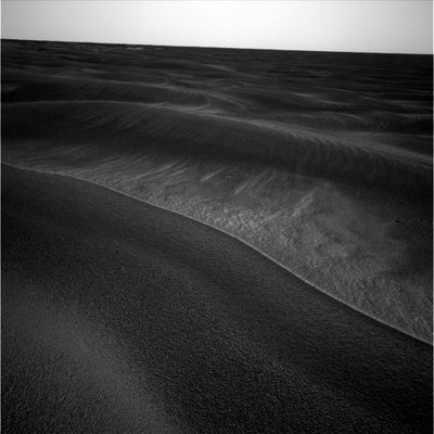 Side-Winders (2) - Sol 619
3) le immagini in arrivo dalla superficie di Marte (Spirit ed Opportunity, ma non solo) sono spesso intrinsecamente incongrue, mostrano chiari segni di "taroccature" (come dice l'Amico Feltri) e, quando invece mostrano dei dettagli "intriganti (magari per caso o per dimenticanza), è impossibile ottenere un commento ufficiale a riguardo.

Ciò premesso, Voi capite che noi, commentando dei frames che sono, in tutto od in parte, "falsi", rischiamo davvero grosso, sia in termini di immagine, sia in termini di credibilità. Essendo "Liberi Ricercatori", però, questo "rischio" tentiamo di trasformarlo in "sfida" e, grazie anche al Vostro interesse ed alla Vostra partecipazione critica, troviamo motivi di soddisfazione e di successo. Però dobbiamo stare sempre attenti e, se ci consentite questa espressione, dobbiamo tenere sempre la "guardia alta". Un consiglio, quindi: state attenti anche Voi quando "interpretate" le immagini NASA ed ESA. In base alla nostra esperienza, le immagini meno "taroccate" di tutte sono...
Parole chiave: Mars Panorama - Side-Winders