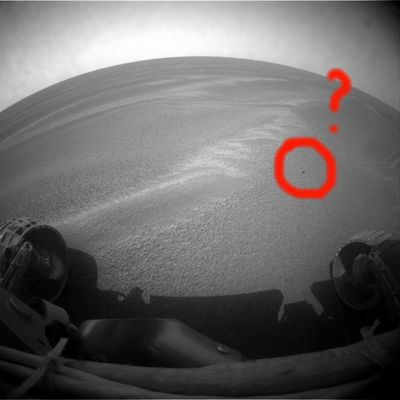 A dark "spot", a small "shadow"... - Sol 624
Questo frame che Vi proponiamo costituisce una piccola provocazione: l'immagine, infatti, è sufficientemente definita da permettere qualche elaborazione (alla ricerca di dettagli nascosti, photo-artifacts, riflessi e tutto quant'altro forma il lavoro degli "Anomaly Hunters"). Ebbene, quello che abbiamo visto (subito) e verificato (dopo) è stato questo: il puntino scuro che abbiamo cerchiato in rosso (e che, in realtà, è una piccola ellisse), non pare essere nè un photo-artifact, nè un rilievo del suolo. E allora che cos'è? 
E' un'ombra!
Ora, se siete bravi (e soprattutto immaginosi...), dovreste provare anche Voi a rispondere a questa domandina provocatoria: ammesso che si tratti effettivamente di un'ombra, è l'ombra di "che cosa"?!?
Parole chiave: Controversial frame