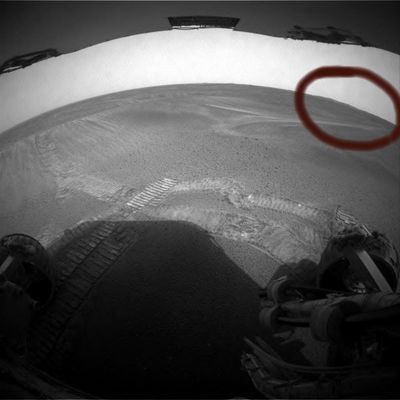 In the Kingdom of Meridiani Planum (3)
Cerchiatura scura: un rilievo davvero consistente che si staglia contro il piatto orizzonte di Meridiani, area Erebus. Si potrebbe speculare dicendo che si tratta del bordo di un Side-Winder più alto degli altri (possibile, certo), ma la nostra sensazione, basata sull'esame di altri frames similari (e nei quali il rilievo era indubitabilmente quello di una duna più alta delle altre), è che si tratti di qualcosa di diverso. Quel tipo di rilievo, infatti, ci ricorda molto le pareti esterne di un cratere simile ad Endurance, visto da 50/60 metri di distanza. Noi sappiamo, però, che Erebus non ha questo tipo di pareti e quindi la domanda - ovvia - che ci poniamo acquisisce un significato davvero particolare: l'Addetto alle cancellature (come dice scherzando, ma non troppo, il Dr Feltri) che cosa si è "dimenticato" di cancellare questa volta?!?
Parole chiave: Mars Panorama - Controversial
