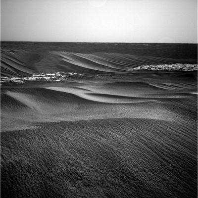 After the Dust-Storm (1) - Sol 631
Dopo alcuni Soles di silenzio, ufficialmente causati dalla tempesta di polvere che ha interessato Marte nel periodo, per noi Terrestri, andante  tra la fine di Ottobre ed i primi giorni di Novembre 2005, dati ed immagini hanno ripreso ad occupare le pagine web dedicate alla MER Opportunity  (notare che la menzionata tempesta è stata inquadrata anche dall'HST ed a tal riguardo Vi proponiamo il frame relativo nella Sez. "Mars in Colors" - anche se il particolare più affascinante e misterioso di quel frame è stato, almeno per ora, ignorato dalle Fonti Ufficiali).
Che dire, ora? Molti si aspettavano di vedere foto scure, a causa della polvere che avrebbe dovuto ricoprire il Rover e le lenti delle sue camere; altri ancora - noi compresi - dubitavano persino che il Rover avrebbe ripreso a trasmettere, proprio a causa della polvere che - logicamente - si sarebbe dovuta andare a depositare sui pannelli solari, di fatto togliendo loro la possibilità di raccogliere luce sufficiente...
Parole chiave: Mars Panorama - Meridiani Planum - Erebus Area