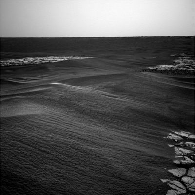 After the Dust-Storm (2) - Sol 631
...da permettere al Robot semovente di riprendere a funzionare. E non dimentichiamo poi che, dopo una simile (in apparenza, almeno) tempesta di polveri e sabbie, anche la preziosa luce del Sole si sarebbe dovuta ridurre in maniera sostanziale (se non altro per alcuni Soles), impedendo ad Opportunity di funzionare e/o rendendo le immagini che esso avesse eventualmente (e miracolosamente) ottenuto durante quei Soles di "oscurità", di fatto, "nere" (o comunque non utilizzabili: un pò come le immagini scattate al cielo notturno di Marte quando i filtri usati non sono quelli giusti). 

E invece? Sembra non essere accaduto nulla. Opportunity è bello pulito, come se non più di prima; il cielo di Marte non sembra "oscurato" o meno luminoso del solito; i rilievi - tanti - che avevamo usato come riferimenti prima del black-out per vedere come e quanto sarebbero cambiati dopo la tempesta, sono rimasti perfettamente inalterati. Insomma, per farla breve: intorno al Rover non sembra essersi mosso un granello di sabbia.
Parole chiave: Mars Panorama - Meridiani Planum - Erebus Area