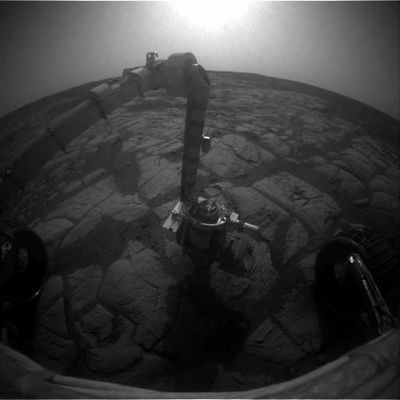 Front View (2) - Sol 634
Original caption:"Right Front Haz-Cam Non-linearized Downsampled EDR acquired on Sol 634 of Opportunity's mission to Meridiani Planum at approximately 15:08:46 MLT".

Nota: un cielo apparentemente troppo "scuro" per essere solo le 3 del pomeriggio. Forse che si tratti dell'oscuramento (dimming) determinato dalla presenza di grandi quantitativi di polveri sottili negli strati alti dell'atmosfera? 
Forse. Ma se così fosse, questo effetto avremmo dovuto vederlo anche nei Soles precedenti (soprattutto durante i Soles precedenti!) ed invece non è stato così. Come mai?
Parole chiave: Mars Panorama - Meridiani Planum - Erebus Area