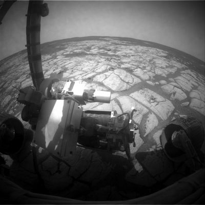 Front View (6) - Sol 639
Original caption:"Right Front Haz-Cam Non-linearized Full frame EDR acquired on Sol 639 of Opportunity's mission to Meridiani Planum at approximately 11:24:24 MLT".

Nota: cambia l'occhio della Front Haz-Cam, e cambia anche la luminosità del cielo di Marte. Allora è questione dell'"occhio" che riprende? 
A giudicare da quest'ultima coppia di frames, entrambi ottenuti alle 11:24:24 MLT si potrebbe dire di si, ma la verità è che, in situazioni analoghe a questa, in passato, non abbiamo notato diversità di sorta fra i due frames e quindi...Questa spiegazione (cambio di occhio=cambio di luminosità) cade subito. 
Parole chiave: Mars Panorama - Meridiani Planum - Erebus Area