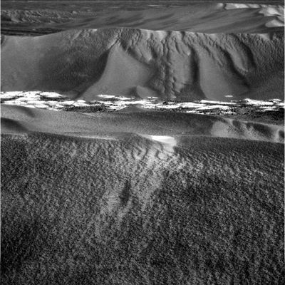 The incredible "Dunes" around Erebus Crater (1) - Sol 644
E' stato analizzando questa immagine che, semmai ce ne fosse stato ancora bisogno, ci siamo convinti che la natura delle "dune" di Meridiani è completamente diversa dalla natura delle dune dei deserti terrestri. Osservate i dettagli di questo frame e poi andate a guardare il prossimo, dove abbiamo cerchiato alcune configurazioni che la semplice sabbia, a nostro parere (a meno che non venga "compressa", in qualche modo), non riuscirebbe MAI a produrre naturalmente.

Dunque le sabbie di Meridiani sono intrise di ghiaccio d'acqua? E se fosse così - come la logica ed il buon senso suggeriscono a gran voce - perchè la NASA si ostina a parlare di "arido deserto di sabbia e polveri"?
Cosa c'è "sotto" le sabbie di Meridiani?...
Parole chiave: Martian Dunes - Meridiani Planum - Erebus Area