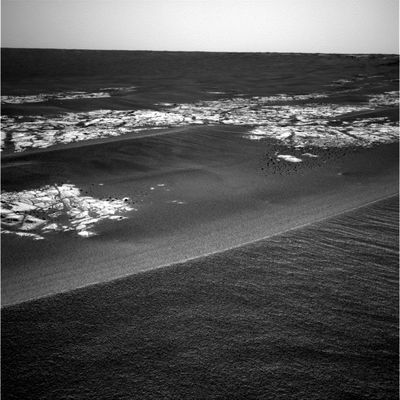 Erebus Crater (2) - Sol 645
Original caption:"Left Nav-Cam Non-linearized Full frame EDR acquired on Sol 645 of Opportunity's mission to Meridiani Planum at approximately 12:30:45 MLT".
Parole chiave: Erebus Crater