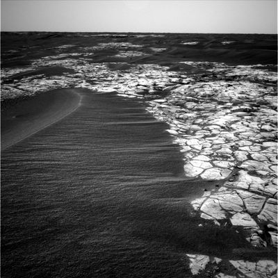 Erebus Crater (3) - Sol 645
Original caption:"Right Nav-Cam Non-linearized Full frame EDR acquired on Sol 645 of Opportunity's mission to Meridiani Planum at approximately 12:33:30 MLT".
Parole chiave: Erebus Crater