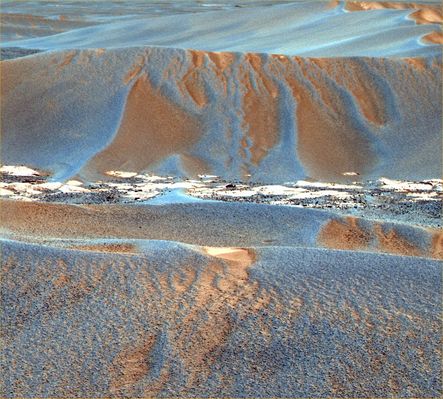Scylla - Sol 645 (false colors)
Certo, si tratterà sicuramente di una coincidenza, ma non possiamo fare a meno di notare che, quando troviamo (così noi, come altri Ricercatori Indipendenti) qualche rilievo anomalo o qualche dettaglio che ci fa dubitare circa la correttezza delle informazioni date dalla NASA sui rilievi e dettagli di cui sopra...Di regola (non sempre, ma MOLTO spesso) bastano pochi giorni (qualche settimana al massimo) ed ecco che arrivano sul Sito Ufficiale MER delle nuove immagini di quei rilievi e dettagli, con tanto di erudite (e contorte) spiegazioni che ribadiscono la posizione NASA e la rendono, se necessario, ancora più monoliticamente forte.

Un fatto curioso, non credete?!?
Parole chiave: Martian Dunes and Ripples - Meridiani Planum - Erebus Area