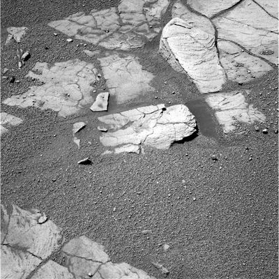 Watching closer (2) - Sol 646
Ad occhi disattenti questa immagine non dice, molto probabilmente, nulla. Ma basta prestare attenzione solo per qualche attimo e subito la nostra attenzione si concentra sulla formazione rocciosa (?) laminare posta sul margine superiore dell'affioramento che occupa la porzione centrale del frame (notevole, nonchè molto bella e delineata, è pure l'ombra che questa formazione laminare proietta sulla roccia sottostante). 
Ma le curiosità di questo frame, naturalmente, non finiscono qui: solo che le altre...Vi invitiamo - così da esercitare gli occhi... - a scoprirle da soli!
Parole chiave: Mars rocks, sand and debris - Erebus Area