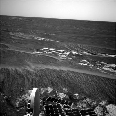 The sands and outcrops near Erebus' rim (4) - Sol 650
Quattro immagini molto belle e molto ben definite che ci permettono di valutare un pò meglio la reale natura dei rilievi che circondano il bordo di Erebus. Non solo: per chi ha occhi "attenti", infatti, non sarà stato difficile notare alcuni rilievi della superficie (sia in prossimità dei "Pavimenti", sia tra un Side-Winder e l'altro) i quali sono, a nostro parere, assolutamente incoerenti con un'area che dovrebbe aver appena subìto una pesante - e pure abbastanza lunga - "tempesta di sabbie e polveri".

Ma questo è quello che ha detto la NASA e quindi...noi ne prendiamo atto.
Parole chiave: Martian Dunes and outcrops - Meridiani Planum - Erebus Area
