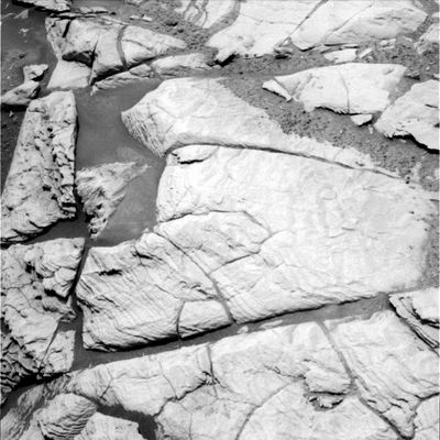Paving details (1) - Sol 653
Due immagini molto belle, dettagliate ed estremamente enigmatiche: i Pavimenti Marziani, completamente o quasi ricoperti da questi "berries" che, nonostante le tantissime chiacchiere NASA, restano un mistero. E non solo: la NASA, a distanza di quasi due anni dalle prime imagini di queste "bacche Marziane", non si è ancora sbilanciata per dirci se, a loro parere, questi "frutti di bosco" sono - almeno di regola - attaccati al suolo (e cioè se costituiscono una parte delle rocce alle quali accedono) oppure se si limitano a "poggiare" sulla superficie di Marte.
Attenzione: il nostro (e non solo) interrogativo non è affatto ozioso nè fine a se stesso. 
Esso è assolutamente fondamentale per capire (o, almeno, per iniziare a capire qualcosa circa) la reale natura di queste "palline".
Parole chiave: Martian Paving