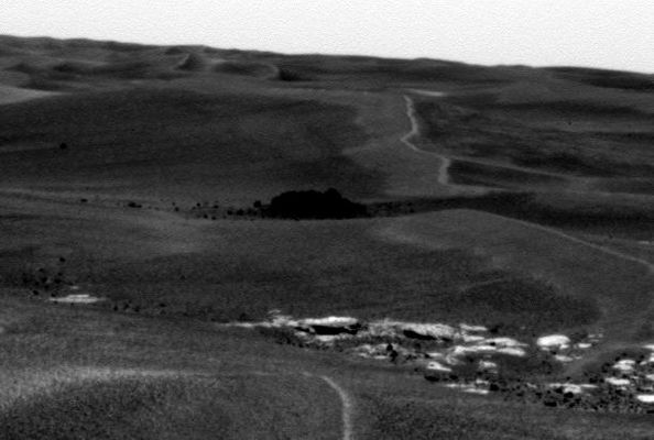 The dunes ahead (2) - Sol 655
Right Pan-Cam Non-linearized Sub-frame EDR acquired on Sol 655 of Opportunity's mission to Meridiani Planum at approx. 12:07:20 MLT.
Camera commanded to use Filter 6 (934 nnmts). 

Nota: come questi due ultimi frames ci mostrano, ancora una volta e con strabiliante chiarezza, che il cambio di filtro/colore equivale - spesso se non sempre - ad un cambio delle caratteristiche del paesaggio ripreso.
Qual'è il "vero" Marte?!?
Parole chiave: Martian Dunes - Meridiani Planum - Erebus Area