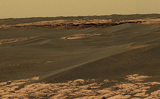 Erebus' rim
Original caption:"The center upper portion of this image shows a portion of the rim of Erebus Crater in the Meridiani Planum Region of Mars. This approximately true-color view from the PanCam on Rover Opportunity is a composite of frames acquired on the Rover's 657th Martian day (Nov. 28, 2005). This is a small portion of a large panorama. Other portions of the panorama were still being shot 3 Soles later. This view is a composite of separate images taken through the camera's 750-, 530- and 430-nanometer filters".

Nota --> ormai è evidente: la superficie di Marte, in Area Meridiani, è color verde scuro (verde "marcio"). Il rosso e l'arancione dominanti, come ripresi durante i primi Soles, anche se pure in quei casi si trattava (a detta della NASA!) di frames in "approximate true colors", a questo punto dobbiamo concludere che quei "true colors" dovevano essere dei "wrong true colors". 

Ad ogni modo: il frame è bello; gli eventuali ed ulteriori commenti...Inutili.
Parole chiave: Erebus Crater