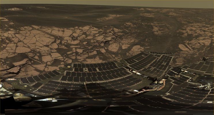 "Greenish" Land & Sky around and above Opportunity (2) - Sol 663
Original caption:"This panorama provides the Team's Highest Resolution (HR) view yet of the finely-layered outcrop rocks, wind ripples, and small cobbles and grains along the rim of the wide but shallow Erebus Crater. Once the RA diagnostics and testing are completed, the Team hopes to explore other layered outcrop rocks at Erebus and then eventually continue Southward toward the large Crater known as Victoria".

Nota: ogni commento sulla "colorazione" di questa Regione Marziana ci sembra inutile. E' evidente che, su Marte come sulla Terra, possono esistere paesaggi completamente diversi, ma è la diversità che abbiamo riscontrato (e che chiunque può riscontrare) fra queste vedute ed i primi Panorami della Regione di Meridiani. 
Ricordate, infatti, che siamo passati dal rosso acceso al rosso scuro (Lion King Panorama), poi all'arancione (Heat-Shield Area), quindi al marrone-giallastro (Endurance e dintorni) ed ora al verde (ora più scuro ed ora più chiaro) sebbene tutte le vedute - in approx-true-colors - sìano state sempre ottenute con filtri a 750-, 530- e 430 nanometri.

Come mai?...
Parole chiave: Mars Panorama - Erebus Area - Controversial