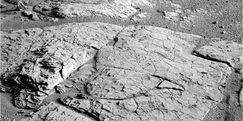 Outcrops near Erebus (3) - Sol 664
Original caption:"Right Pan-Cam Non-linearized Sub-frame EDR acquired on Sol 664 of Opportunity's mission to Meridiani Planum at approximately 16:10:29 MLT.
Camera commanded to use Filter 1 (436 nm)".

Come dicevamo: un frame spettacolare, letteralmente...
Parole chiave: Outcrops - Erebus Crater