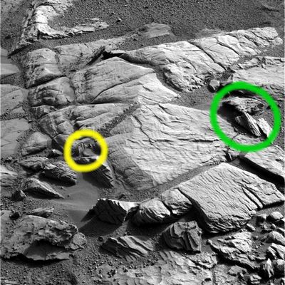 Outcrops near Erebus (4) - Sol 664
Le delicate stratificazioni che rendono i "Pavimenti Marziani" del tutto unici ed enigmatici, si vedono con estrema chiarezza e completezza di dettagli sia in questo frame, sia nel successivo.

Cerchiatura Gialla: una sporgenza rocciosa del tipo "razorback" la quale, anche senza addentrarsi in un'analisi particolareggiata, mostra con gran chiarezza delle "striations" davvero anomale (se appartenessimo alla Scuola di Pensiero del Prof. Hoagland diremmo che quelle sporgenze potrebbero essere parte di un manufatto quasi del tutto sepolto...);

Cerchiatura Verde: nette stratificazioni che seguono linee incoerenti pur essendosi formate su rocce promiscue (ma siamo proprio certi che queste configurazioni superficiali sìano - come la NASA pare sostenere con un gran vigore - da attribuirsi unicamente o quasi, allo scorrere dell'acqua in epoche remote?...).
Parole chiave: Outcrops - Erebus Crater