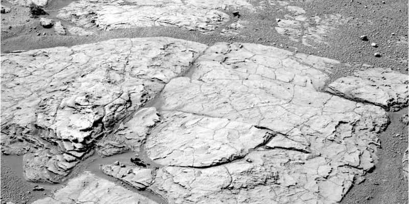 Outcrops near Erebus (6) - Sol 665
Original caption:"Right Pan-Cam Non-linearized Sub-frame EDR acquired on Sol 665 of Opportunity's mission to Meridiani Planum at approximately 09:34:17 MLT.
Camera commanded to use Filter 1 (436 nm)".
Parole chiave: Outcrops - Erebus Crater