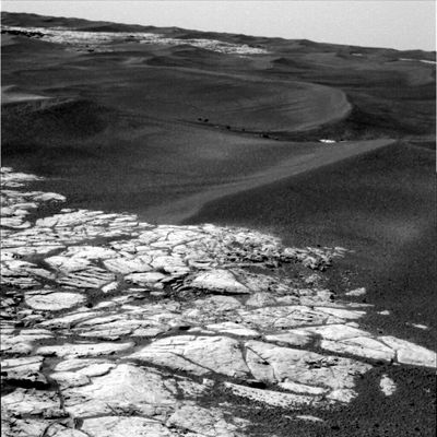 Martian paving and walls of sand - Sol 668
Original caption:"Left Pan-Cam Non-linearized Full frame EDR acquired on Sol 668 of Opportunity's mission to Meridiani Planum at approx. 09:35:05 MLT.
Camera commanded to use Filter 1 (739 nm)".
Parole chiave: Martian Dunes, Ripples and Outcrops - Meridiani Planum - Erebus Area