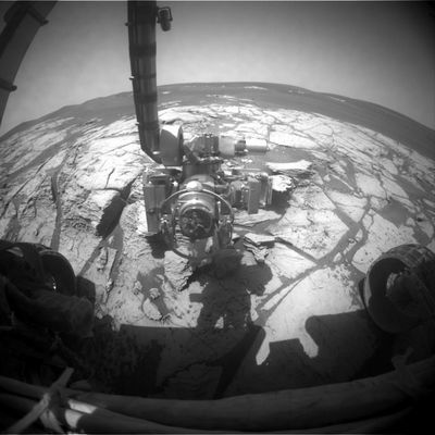 Facing a strange outcrop (2) - Sol 671
Original caption:"Left Front Haz-Cam Non-linearized Full frame EDR acquired on Sol 671 of Opportunity's mission to Meridiani Planum at approximately 11:13:33 MLT".
Parole chiave: Outcrops - Erebus Crater