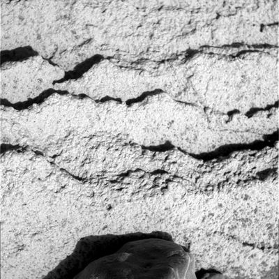 Facing a strange outcrop (4) - Sol 671
Original caption:"Microscopic Imager Non-linearized Full frame EDR acquired on Sol 671 of Opportunity's mission to Meridiani Planum at approximately 11:23:02 MLT; Microscopic Imager dust cover commanded to be OPEN".

Nota: dettaglio delle formazioni stratificate lamellari (o "a tasca") che costituiscono il core dell'outcrop in corso di investigazione, nonchè una feature assolutamente ricorrente dei Martian Paving. Che una simile configurazione superficiale sia il risultato dell'azione dell'acqua corrente è, a nostro parere, una speculazione tanto ragionevole, quanto, al tempo stesso (vista anche la latitanza di dati contingenti significativi), fortemente azzardata.

Parole chiave: Microscopic Imager (MI)