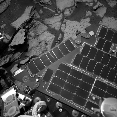 Back to Life! - Sol 679
Dopo 28 Soles di "buio", ritornano i frames dalla Nav-Cam del Rover  Opportunity. 
Ma che cosa è successo durante questo mese? Nulla da fotografare, un malfunzionamento o, semplicemente, le immagini ottenute non sono state pubblicate?...

Una curiosità: avete notato come le strutture (di origine sedimentaria?) che formano gli outcrops che Opportunity sta fotografando - in questo ed in altri frames similari - assomiglino, in piccolo, alle cd. "colline stratificate" (anch'esse di origine sedimentaria?) che vengono spesso fotografate dalla Sonda MGS? 
Sembra incredibile, ma se provate a guardare bene e con attenzione qualche frame dei Pavimenti Marziani di Erebus e qualche immagine delle Colline Stratificate, non potrete non notare due schemi evolutivi del tutto  IDENTICI, ma le cui dimensioni - in larghezza ed altezza - vanno dai pochi cm alle decine di Km.

Original caption:"Right Nav-Cam Non-linearized Full frame EDR acquired on Sol 679 of Opportunity's mission to Meridiani Planum at approximately 13:13:44 MLT".
Parole chiave: Martian Outcrops - Erebus Area