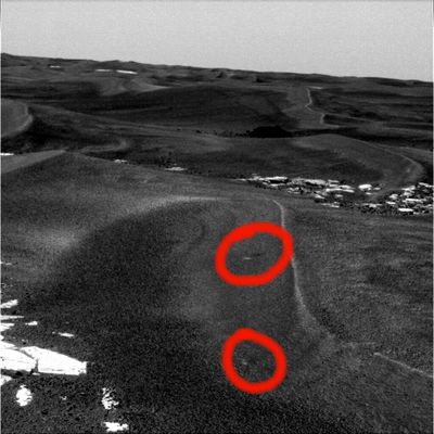 Deep dunes, outcrops and mini-craters - Sol 688
Original caption:"Right Pan-Cam Non-linearized Full frame EDR acquired on Sol 688 of Opportunity's mission to Meridiani Planum at approximately 11:28:11 MLT. Camera commanded to use Filter 3 (803 nm)".

Cerchiature Rosse: altri due (gli ennesimi...) mini-crateri. La NASA non li commenta nemmeno più. 
Forse perchè hanno esaurito le spiegazioni razionali e convenzionali...
Parole chiave: Martian Dunes and mini-craters (controversial)