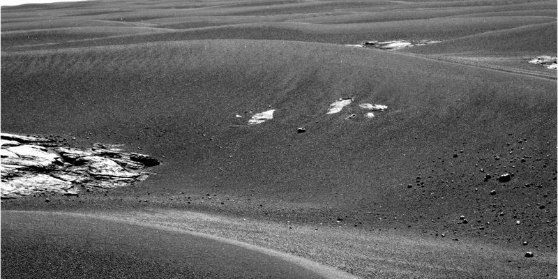 Deep dunes and outcrop - Sol 688
Right Pan-Cam Non-linearized Sub-frame EDR acquired on Sol 688 of Opportunity's mission to Meridiani Planum at approximately 15:02:34 MLT. Camera commanded to use Filter 1 (436 nm). 
Parole chiave: Martian Dunes and outcrops - Meridiani Planum - Erebus Area