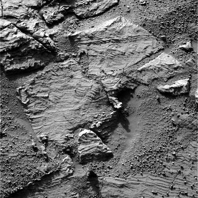 Stratifications... (4) - Sol 690
Original caption:"Left Pan-Cam Non-linearized Full frame EDR acquired on Sol 690 of Opportunity's mission to Meridiani Planum at approximately 16:13:19 MLT.
Camera commanded to use Filter 7 (432 nm)".

Nota: qualche parola per sottolineare non solo la bellezza ed il fascino, ma anche le informazioni che emergono da questi 4 frames i quali ci mostrano, con estrema chiarezza ed ottima definizione, la tipologia e la fattura dei "Pavimenti Marziani" dell'Area Erebus. 
Le stratificazioni sulla (diremmo) totalità delle rocce di color chiaro sono molto nette ed evidenti e questo significa che l'acqua, quando si è  ritirata, lo ha fatto MOLTO lentamente (e cioè - a nostro parere - dando il tempo alle rocce di modellarsi in rapporto ai suoi diversi "fili" - o "livelli" - che, nei millenni, hanno concorso a definire l'altezza effettiva - ergo la profondità - di questo antico Oceano rispetto al suo fondale il quale, oggi, coincide con il Martian Datum (altitudine "0")

Ed i Martian Berries? E se fossero residui fossili di forme di vita simili ai nostri anemoni?!?...


Parole chiave: Martian Rocks near Erebus Crater