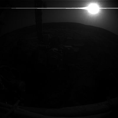 Bright Sun, Dark Sky - Sol 697
Original caption:"Left Front Haz-Cam Non-linearized Full frame EDR acquired on Sol 697 of Opportunity's mission to Meridiani Planum at approximately 16:40:24 MLT".
Parole chiave: The Sun from Mars - Controversial picture