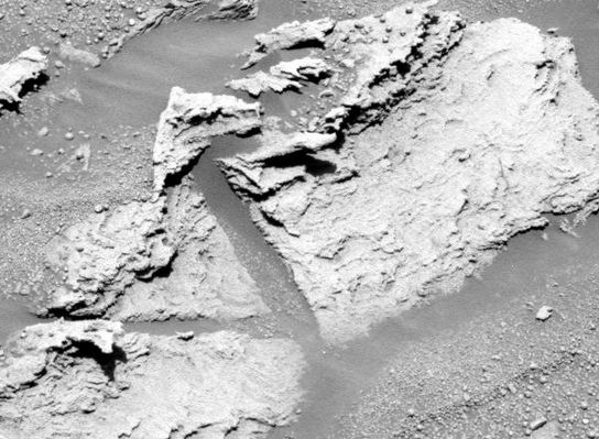 Razorblades! - Sol 705
Spuntoni e lamine di roccia che si protendono verso la PanCam del MER Opportunity: queste "surface features" alla NASA le hanno battezzate (usando un'espressione - una volta tanto - significativa) "Razorblades". Le spiegazioni relative alla loro origine ci dicono che si tratta di depositi sabbiosi che, un tempo, giacevano sul fondo dell'"Oceanus Meridiani": un Oceano per modo di dire, poichè poco profondo e, molto probabilmente, privo o quasi di correnti. 
La scarsità (o l'inesistenza) di dette correnti hanno consentito a queste sabbie di depositarsi (tranquille ed indisturbate) sui fondali dell'Oceano e di assumere una configurazione di massima. Nel tempo, a seguito del lento (ma costante) ritrarsi delle acque, queste "configurazioni" sono emerse, sono state - anche - "incise" dai vari livelli dell'acqua che si sono succeduti sino alla sparizione completa dell'Oceano e poi, dulcis in fundo, sono state ulteriormente modellate (levigate ed affilate) dall'azione dei venti e delle sabbie da essi trasportate.
Parole chiave: Outcrops - Erebus Crater - Razorblades