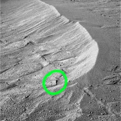 A "Sand-Tunnel" or an "Open mouth"?!? - Sol 706
Cerchiatura Verde: un rilievo anomalo "a tasca" ("pocket of sand", come lo abbiamo definito in passato quando ne abbiamo individuati altri simili) oppure una bocca aperta in attesa di sostanze nutritive?

Nessuno scherzo e nessuna boutade: per saperne di più Vi invitiamo a leggere l'interessante Articolo del Dr. Alessandro Pullini che trovate - in chiaro - su TruePlanets.
Parole chiave: Mars Rocks, Sand and Debris - Very Anomalous Surface Feature