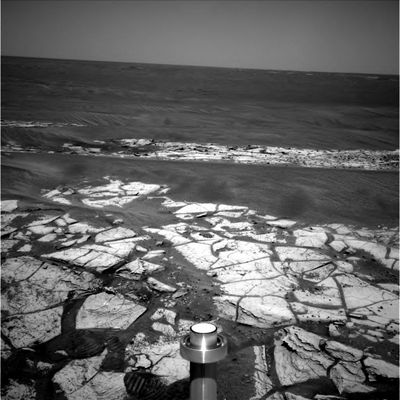 The "Martian Erasers" are back! (1) - Sol 707
Vi proponiamo adesso una piccola sequenza fatta di 5 frames nei quali anche l'Osservatore meno attento potrà notare come il panorama delle dunes&ripples di Erebus Crater (dalla media distanza in avanti, rispetto alla NavCam di Opportunity) sia stato letteralmente "piallato via" a colpi (pesanti...) di air-brush ed altri strumenti per la cancellazione digitale dei dettagli.

Che cosa si sia voluto nascondere, è impossibile a dirsi; che le "piallate" sìano così evidenti da risultare addirittura irritanti...E' evidente.

Ora, come sempre, guardate e giudicate Voi.
Parole chiave: Mars Panorama - Erebus Area - possible digital alterations
