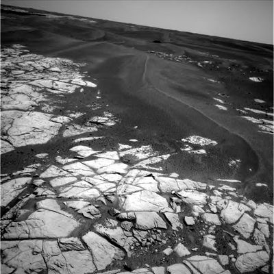 The "Martian Erasers" are back! (4) - Sol 707
Original caption:"Right NavCam Non-linearized Full frame EDR acquired on Sol 707 of Opportunity's mission to Meridiani Planum at approximately 13:15:11 MLT".
Parole chiave: Mars Panorama - Erebus Area - possible digital alterations