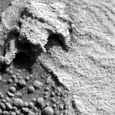 What is this? - Sol 708
Un frame davvero inquietante: si tratta forse di una formazione rocciosa assimilabile ai "Razorblades"? O forse è una specie di "rettile Marziano" che sta strisciando verso il Rover?
O magari è quello che resta di una carcassa fossilizzata?!?

O forse è solo una delle ormai innumerevoli (ed inspiegabili) Meraviglie che, ogni giorno, riusciamo a vedere nelle fotografie in arrivo da Marte...
Parole chiave: Microscopic Imager (MI) - Controversial Frame