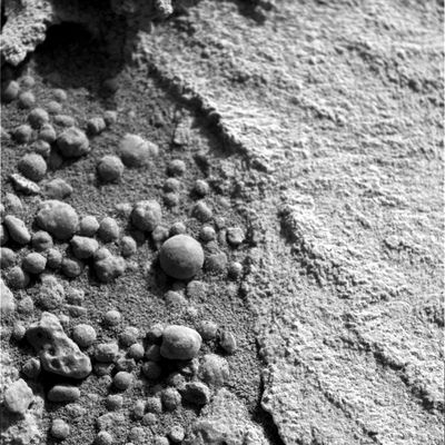 Intact Martian Berries... - Sol 708
Original caption:"MI Non-linearized Full frame EDR acquired on Sol 708 of Opportunity's mission to Meridiani Planum at approximately 15:07:24 MLT. 
Microscopic Imager dust cover commanded to be OPEN".
Parole chiave: Microscopic Imager (MI)