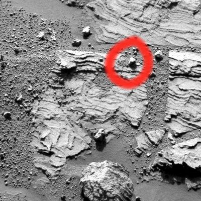 Sparks in the outcrop - Sol 710
Cerchiatura Rossa: il tipico photo-artifact (che abbiamo chiamato "goccia di luce" - light-drop) che riscontriamo tutte le volte in cui viene ripreso un rilievo altamente riflettente (p.e.: una parte metallica del Rover; l'Heat-Shield o delle rocce contenenti - probabilmente - dei minuscoli cristalli).
Parole chiave: Martian Outcrops - Erebus Area - Controversial