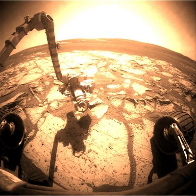 The "True Colors" of Erebus... (2) - Sol 713
...e nella versione (2), quello che un occhio umano dovrebbe vedere nel caso di cielo sereno, ma opacità atmosferica più alta (e quindi diciamo con un congruo quantitativo di micropolveri in sospensione).

Sono interpretazioni credibili? Secondo noi si, ma non solo (e non tanto) perchè abbiamo lavorato duramente; secondo noi sono interpretazioni credibili perchè utilizzano parametri semplici, verificabili ed individuati in maniera razionale, utilizzando una base statistica. 
Insomma, abbiamo provato a fare quello che i Tecnici NASA - se avessero avuto un minimo di buon senso in più - avrebbero già fatto da tempo, e cioè: "omogeneizzare" le diverse (e spesso totalmente incongruenti) immagini a colori di Marte, utilizzando meno filtri e softwares improbabili e più raziocinio.

I risultati, giudicateli Voi.
Parole chiave: Mars Panorama - Erebus Area - Controversial