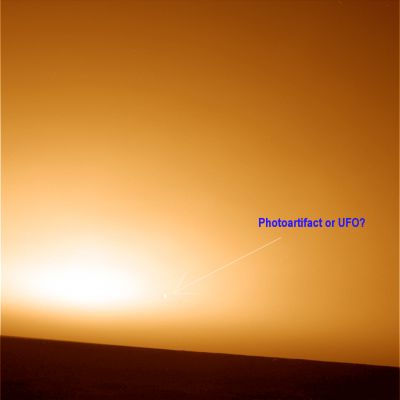 UFO in the morning lights? (context image) - Sol 718
Non è certo la prima volta che vediamo un "OVNI" (Oggetto Volante Non Identificato) nel Cielo di Marte, anzi - il Dr Barca, ad esempio, è ormai uno specialista nell'identificazione di quelli che chiamiamo S.L.O. (Star Like Objects) i quali altro non sono che OVNI, appunto, troppo lontani per essere risolti nelle immagini, anche sottoponendole ad uno stretching elevatissimo. Ne abbiamo individuati e commentati assieme a decine: la maggior parte si presenta di forma sferica o leggermente ellittica; alcuni sono indefinibili ed altri potrebbero anche essere solo dei photoartifacts (vizi di varia origine e natura dell'immagine). Ma che dire di questo? Un piccolo "lampo" di luce bianca oppure una micro-nuvola appartenente alla categoria delle "pillar-like clouds" (ossìa "nuvole colonnari") vista da un'angolazione che la rende totalmente enigmatica? Oppure è anche questo un vizio dell'immagine?

La risposta, lo sapete, non c'è, ma una considerazione noi la facciamo lo stesso: chissà come mai, ci chiediamo, quando si tratta di vedere delle "facce" scolpite nei rilievi Marziani si scomoda tutta la Comunità Scientifica Mondiale (Classica ed Alternativa) e si scrivono fiumi di articoli e qualche libro, mentre invece, quando si analizzano frames come questo o come mille altri che ci mostrano, dal suolo, l'esistenza di dettagli superficiali assolutamente straordinari e misteriosi (pensate ai Pavimenti Marziani, o ai Berries, o a quelle minuscoli escrescenze - rocciose? - che abbiamo battezzato Martian Corals, per poi finire con l'osservazione degli S.L.O.), nessuno (o quasi) apre bocca...Chissà come mai...
Parole chiave: Martian Panorama - Possible Star-Like Object