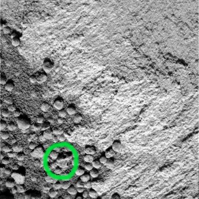 Martian berries' close-up - Sol 723
Caption originale:"Microscopic Imager Non-linearized Full frame EDR acquired on Sol 723 of Opportunity's mission to Meridiani Planum at approximately 15:16:42 MLT.
Microscopic Imager dust cover commanded to be OPEN".

Cerchiatura Verde: un "frutto di bosco" con foro (o, se Vi piace l'idea, con "bocca aperta"). 
Che dite: ombra ingannevole o Anomalìa di Superficie?!?...
Parole chiave: Microscopic Imager (MI) - Controversial Frame