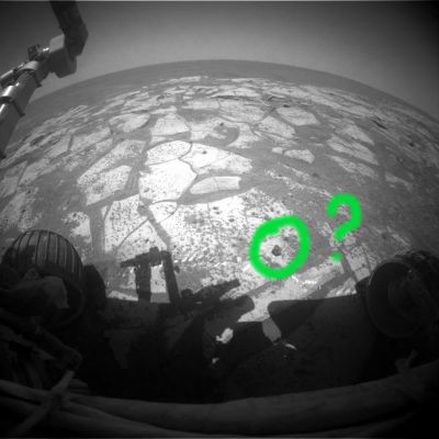 Beautiful outcrops and foggy horizon (1) - Sol 725
Caption originale:"Left Front Haz-Cam Non-linearized Full frame EDR acquired on Sol 725 of Opportunity's mission to Meridiani Planum at approximately 12:03:51 MLT".

Cerchiatura Verde: l'immagine è - ahinoi! - sfuocata, e quindi siamo ben lungi dal poter esprimere certezze. Tuttavia, quell'oggetto ce ne ricorda comunque un altro che, tempo fa, incontrammo sia sul ciglio di Endurance (come Opportunity), sia nei pressi di Bonneville (come Spirit). Ricordate i frames intitolati "One and the Same"? Sono nelle Sezioni dedicate alle Anomalies di Spirit ed Opportunity. Provate ad andare a riverderli...
Parole chiave: Martian Outcrops and Horizon - Erebus Area