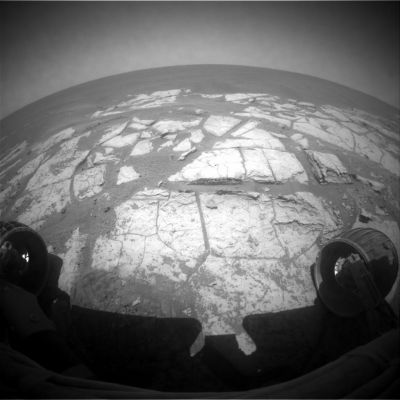 Front-View - Sol 731
Caption originale:"Right Front HazCam Non-linearized Full frame EDR acquired on Sol 731 of Opportunity's mission to Meridiani Planum at approximately 11:30:13 MLT".
Parole chiave: The Outcrops of Erebus Crater