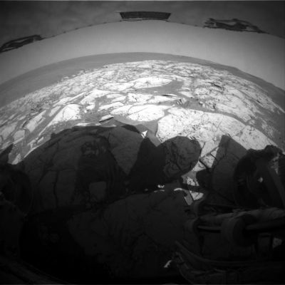Rear-View - Sol 731
Caption originale:"Right Rear HazCam Non-linearized Full frame EDR acquired on Sol 731 of Opportunity's mission to Meridiani Planum at approximately 14:05:57 MLT".
Parole chiave: The Outcrops of Erebus Crater