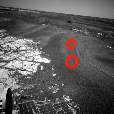 Mini-craters...once more! - Sol 740
Cerchiature Rosse: si tratta ancora una volta di mini-crateri (ma anche la NASA sembra aver abbandonato questa costruzione - a nostro parere davvero improbabile, come già detto ampiamente in passato), oppure di cedimenti del suolo (si veda il bellissimo articolo del Dr Pullini - Martian Sandglasses - su TruePlanets) o magari di evidenze di un qualche tipo di attività (sulla superficie o appena al di sotto di essa)?

Voi che dite?
Parole chiave: Mars Panorama - Erebus Area - Controversial